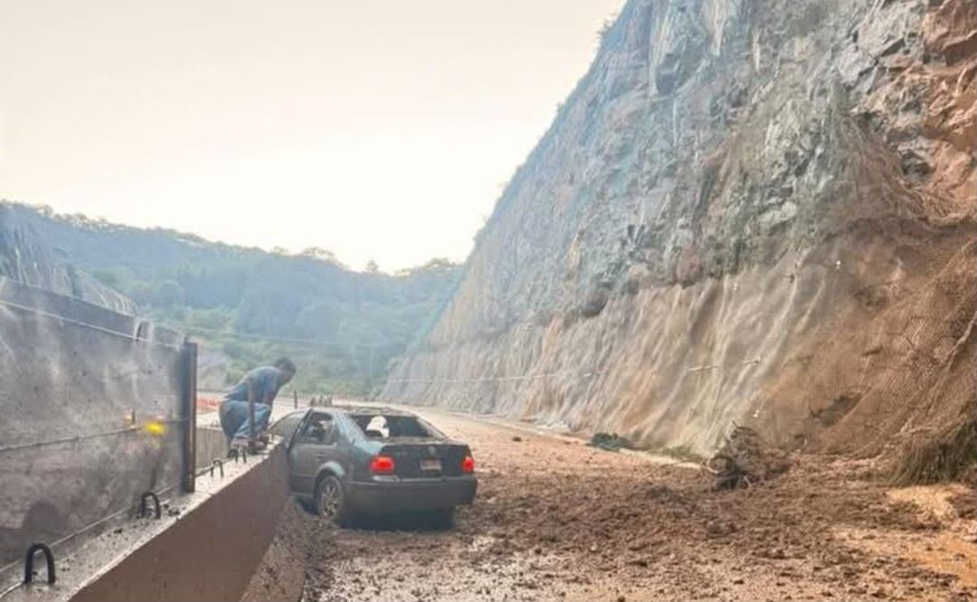 Retiran deslaves de carretera Villa Hidalgo-Huasabas